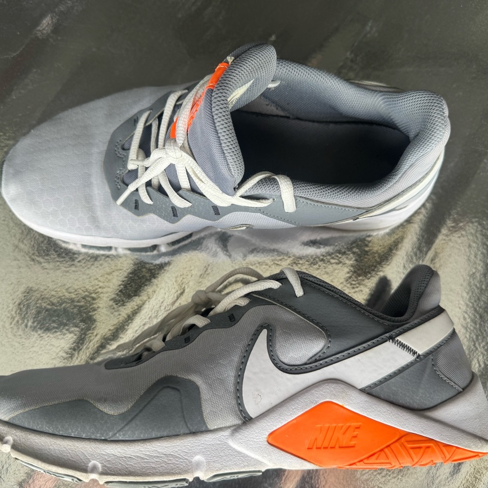 men’s NIKE Legend Essential sneakers size 10 grrrreat condition super clean